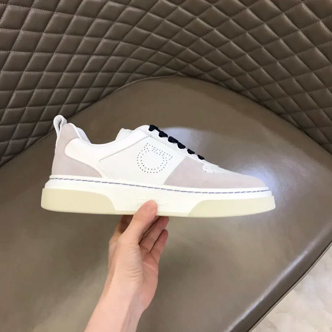 p420 "Salvatore Ferraga**" men's low-cut fashion sneakers. This casual shoe has a novel structure and is made of soft calfskin. The contrasting color elements on the upper highlight the bold and avant-garde atmosphere. The first-layer cowhide lining is high-end and comfortable. Energetic and fresh, these shoes can be worn with casual looks or add a touch of street style to elegant trousers.  Size: 38-44
